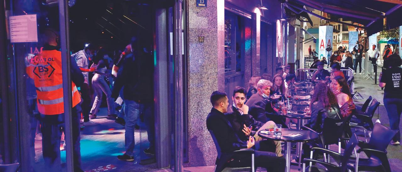 Clientes en una terraza.