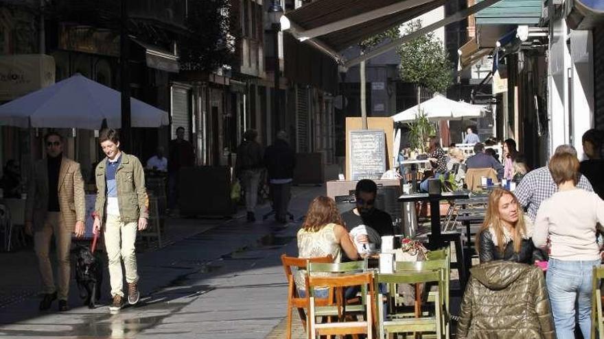 Clientes en las terrazas de la calle Begoña.