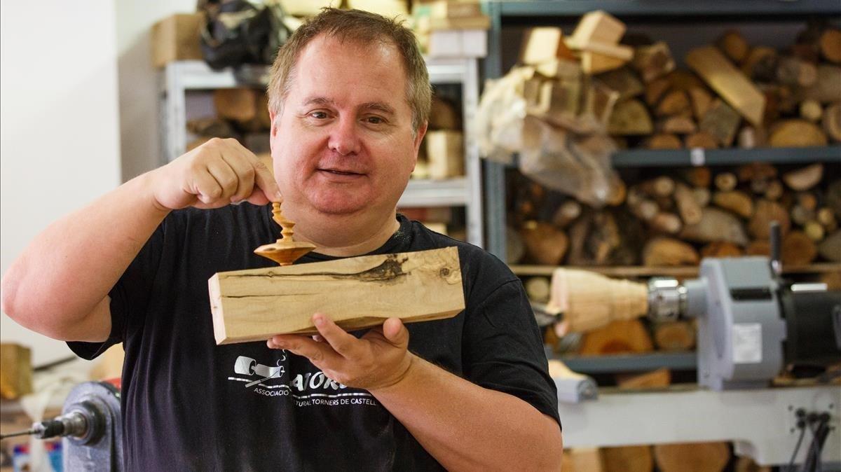 El tornero Fran Ferrer, con una pieza de madera en su taller de Polinyà.