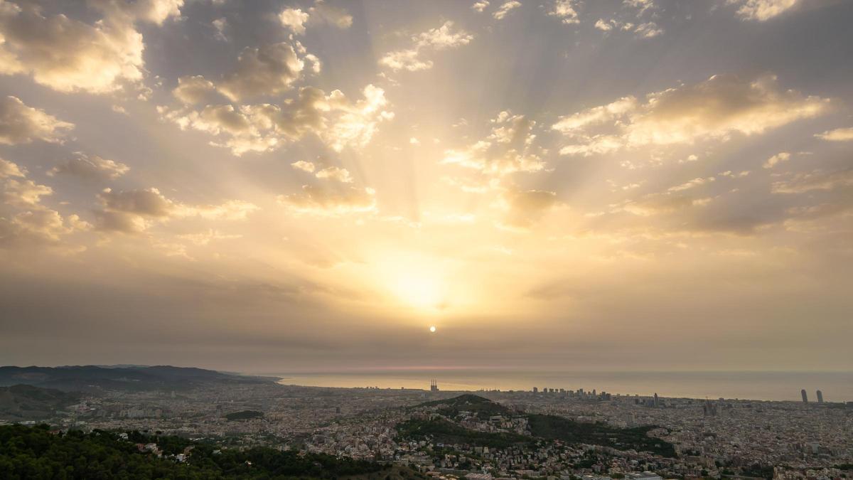 Sol y nubes altas en Barcelona