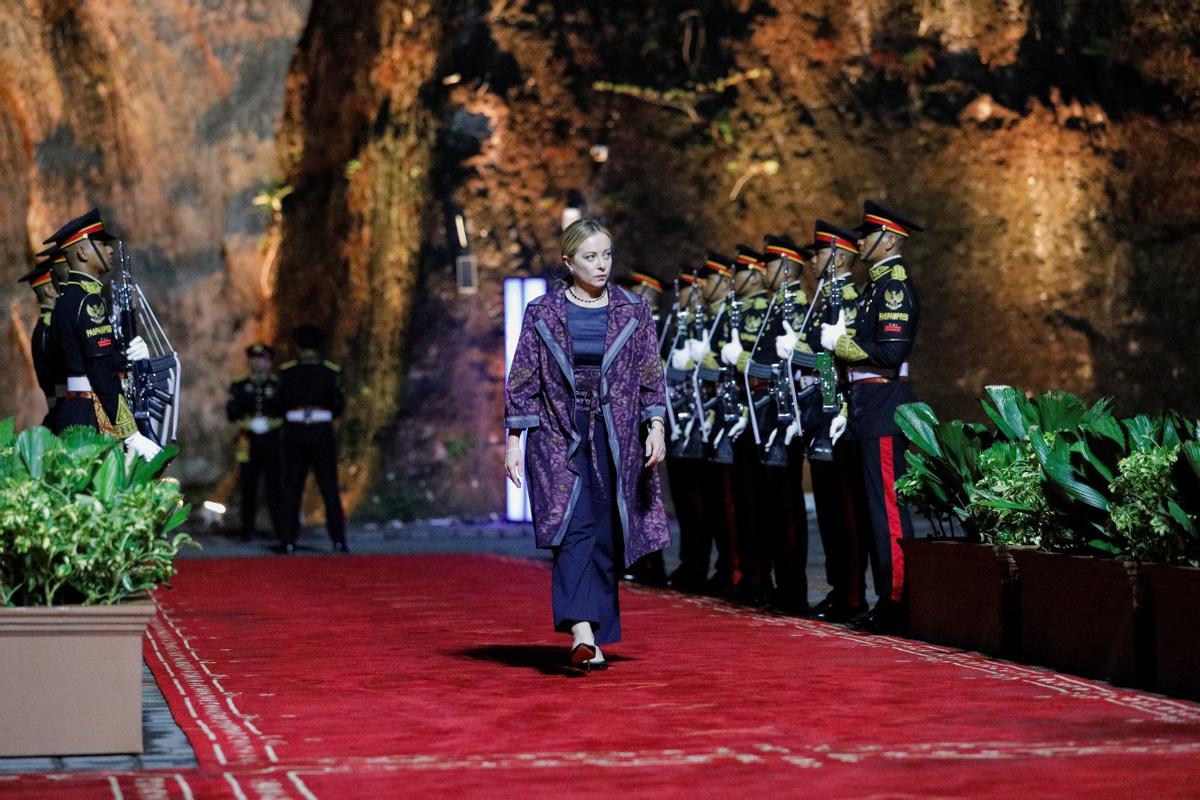 La primera ministra italiana, Giorgia Meloni, hace entrada en la cena de bienvenida del G20 en Bali, celebrada en el Garuda Wisnu Kencana Cultural Park.