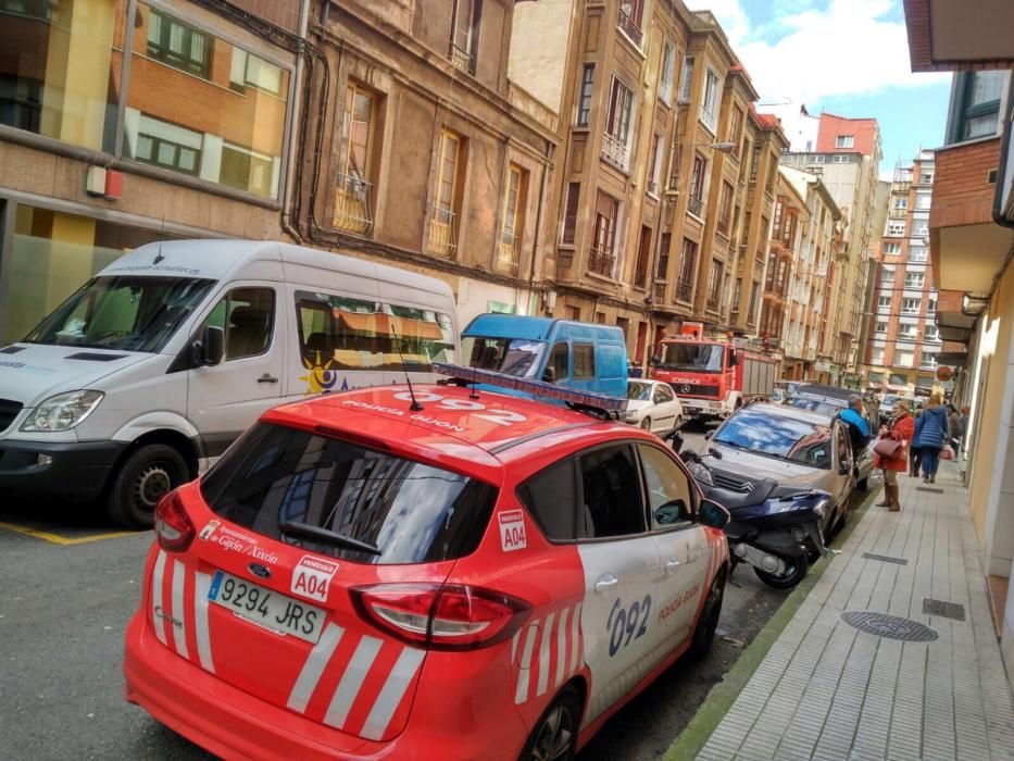 Las familias rumanas del edificio incendiado en la calle Caveda, a la espera de volver a sus casas