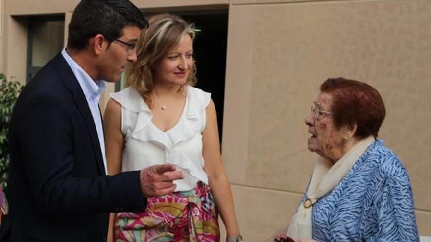 El presidente de la diputación y la alcaldesa de Anna saludan a una usuaria centenaria de la residencia.