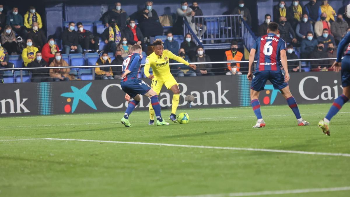 Samu Chukwueze, uno de los más activos en la primera mitad.