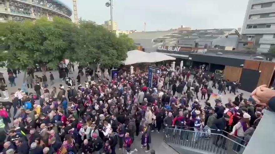 Largas colas en los accesos del Camp Nou por la caída del sistema de entradas