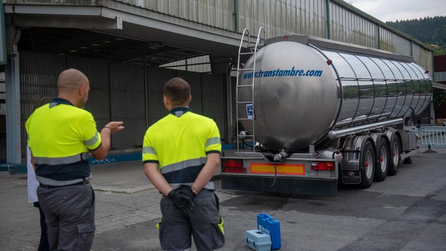 Dos operarios junto a una de las cisternas para el suministro de agua de Betanzos. |   // CASTELEIRO / ROLLER AGENCIA