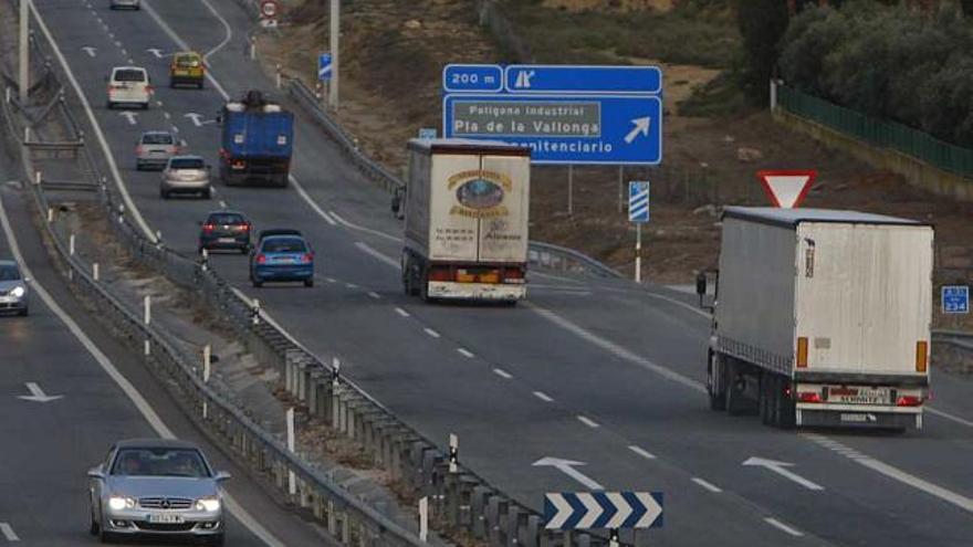 Camiones circulando por la A-31 en las proximidades de Alicante.