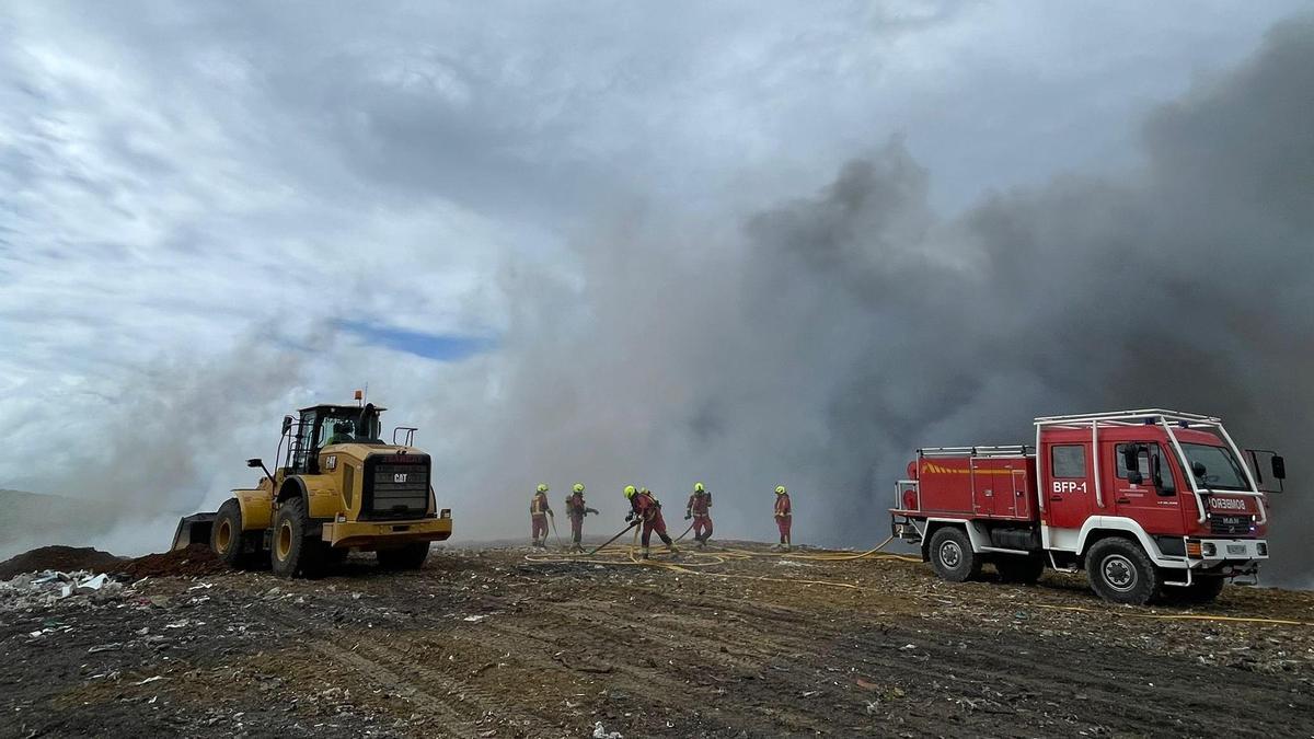 Actuación de los bomberos en la planta de reciclaje donde se ha producido el incendio.