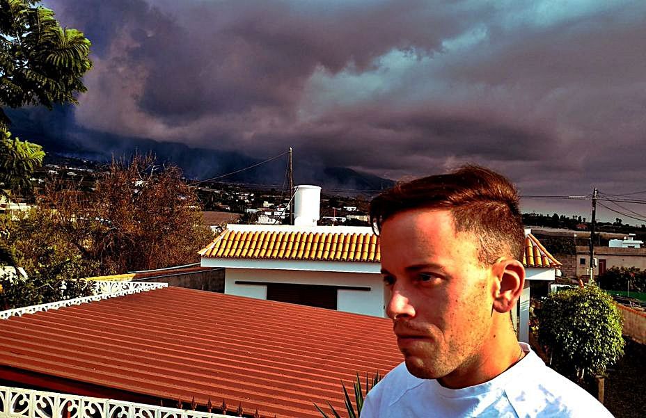 Francisco Aguiloche, con el volcán detrás, en La Laguna. | LNE