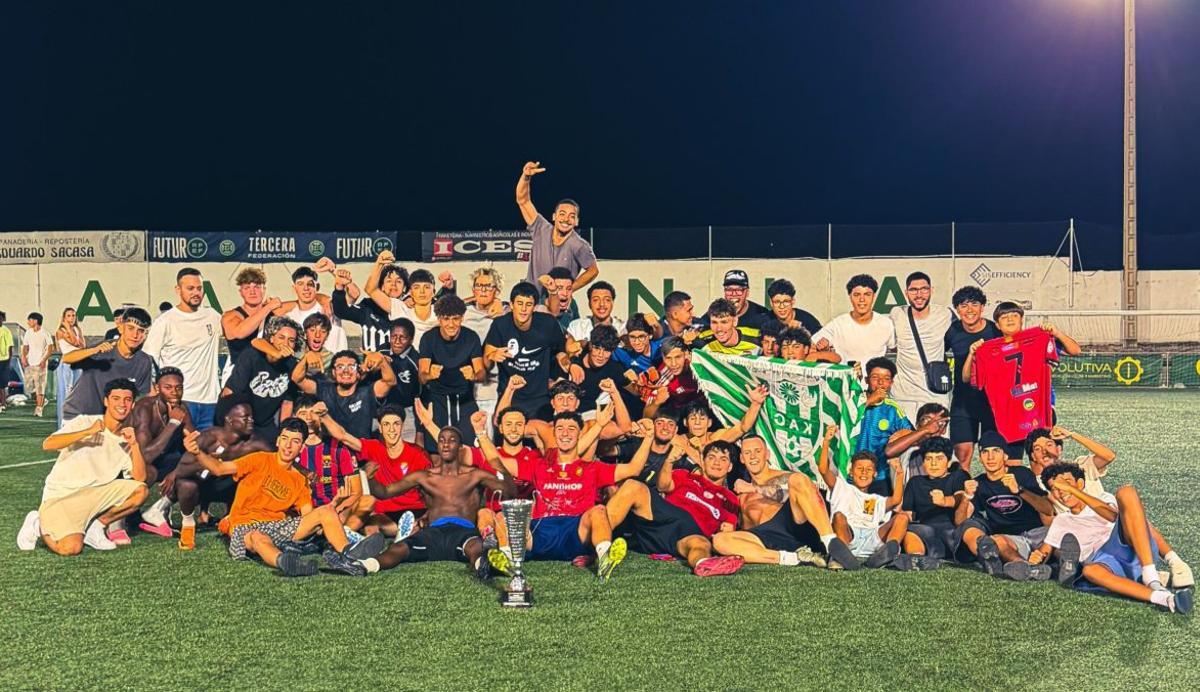 Black Barber se hizo con el titulo en el torneo de fútbol sala  tras superar a Toco y me voy.  | CD LA ALMUNIA