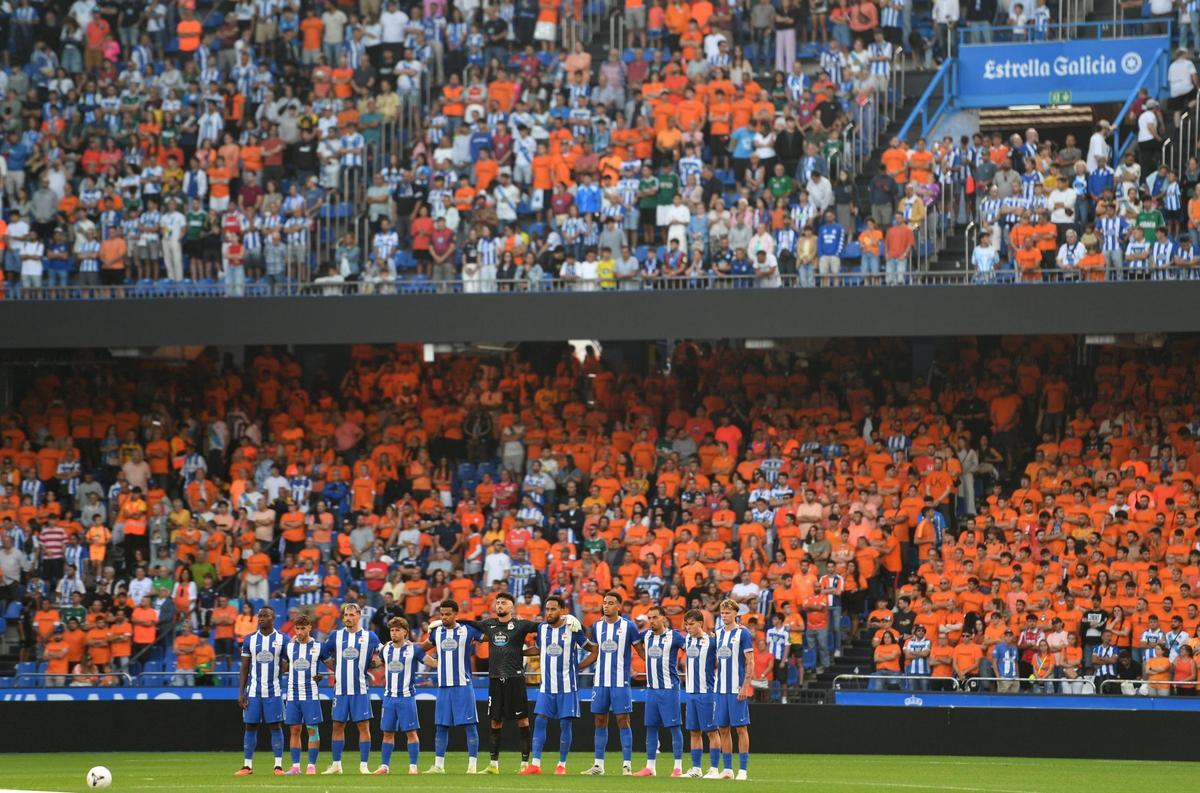 Los jugadores del Dépor y, de fondo, la grada de Marathón Inferior
