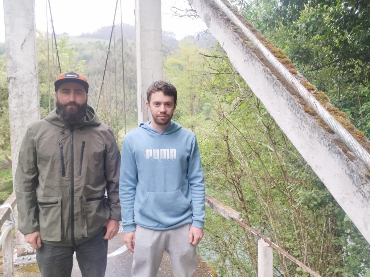 Pablo Arias y Adrián Pendás, en uno de los puentes colgantes sobre el Narcea, en Salas.