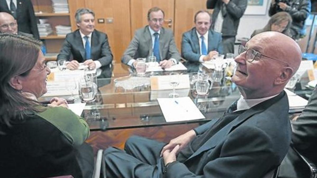 El hepatólogo Joan Rodés (a la derecha, en primer plano) y el ministro de Sanidad, Alfonso Alonso, en una reunión el pasado enero en Madrid.