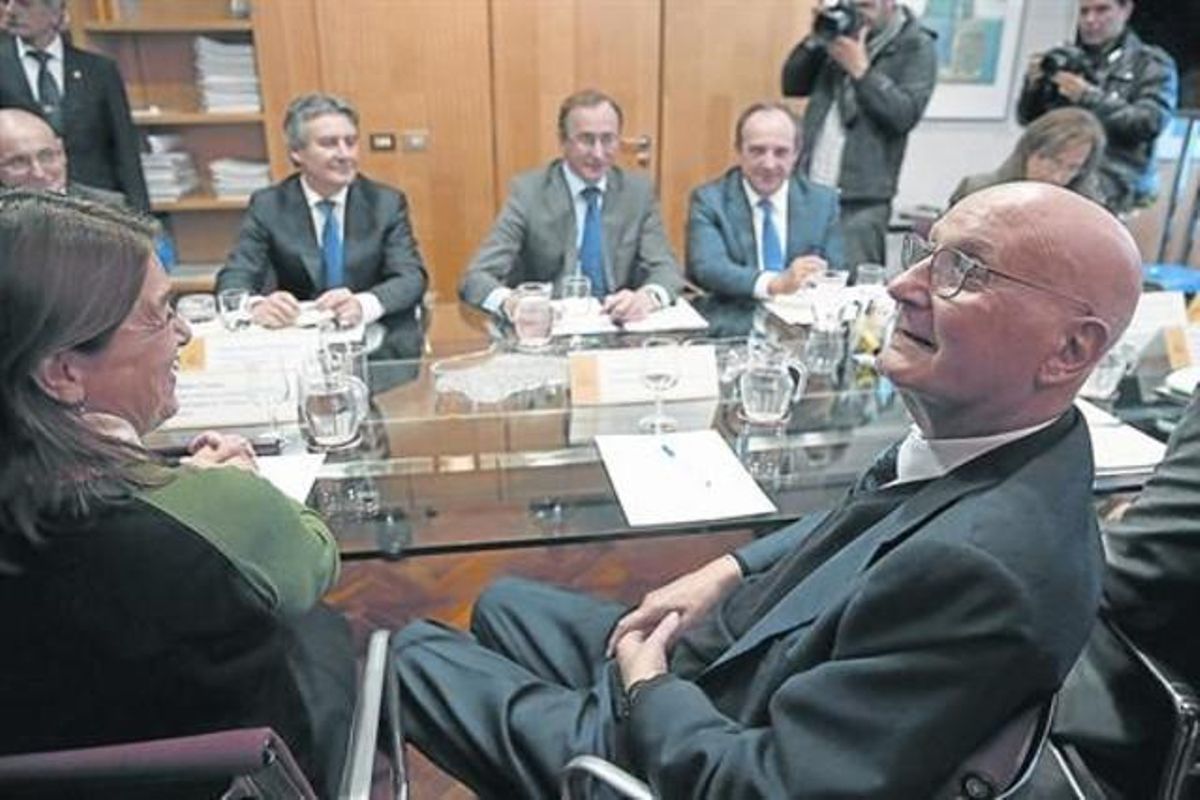 L’hepatòleg Joan Rodés (a la dreta, en primer terme) i el ministre Alfonso Alonso (centre), en la reunió d’ahir, a Madrid.