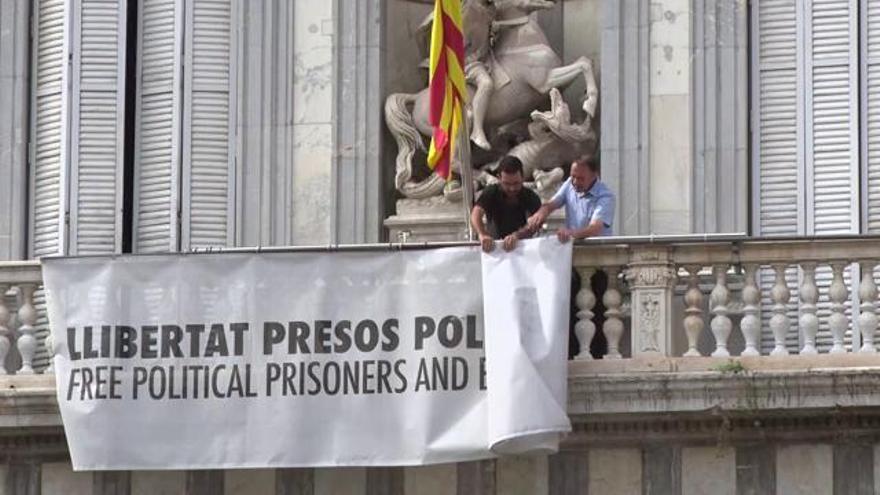 Vídeo: Retiren la pancarta de Palau a favor dels presos després de l'ordre del TSJC als Mossos