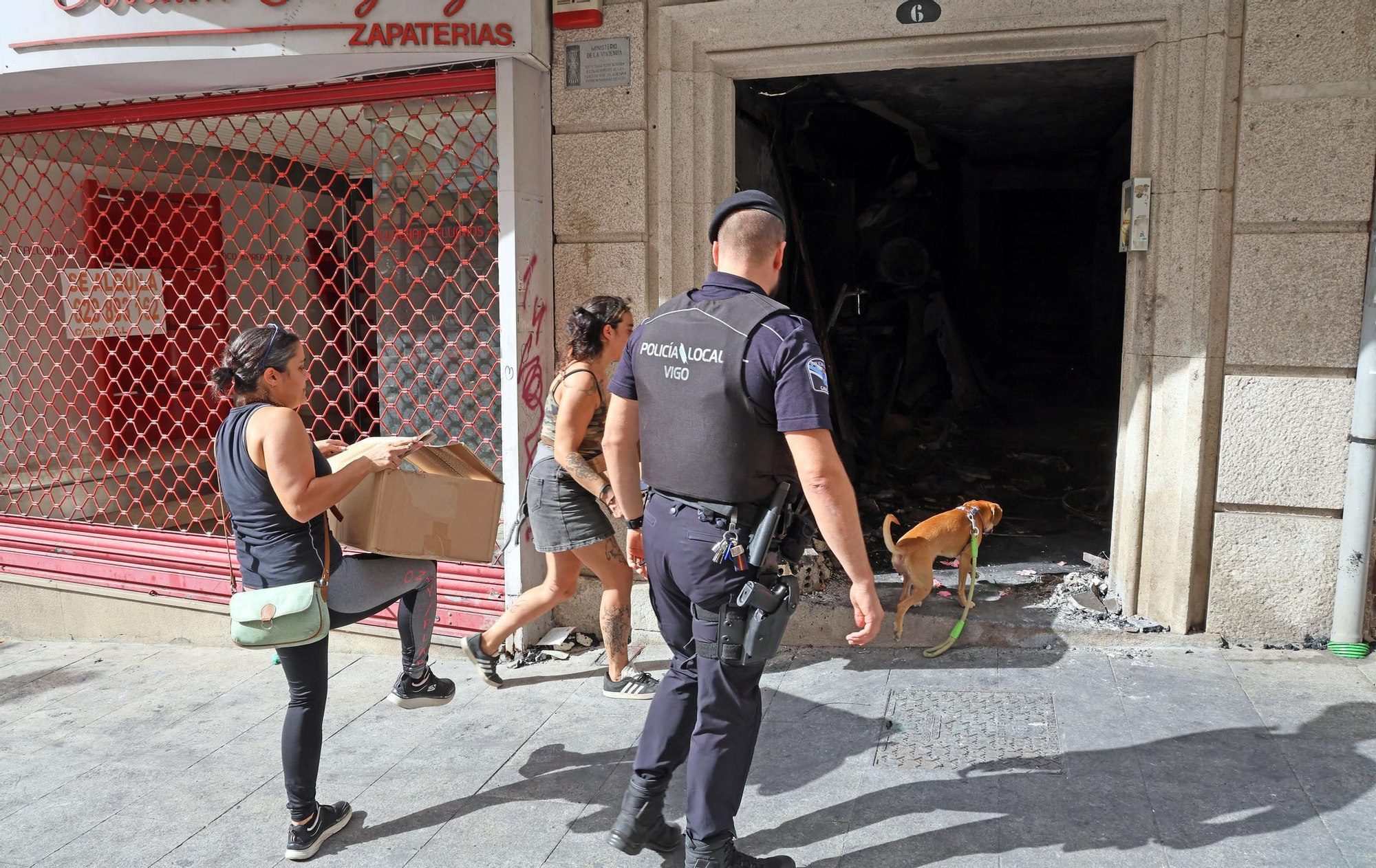 Los vecinos vuelven al edificio incendiado en Vigo a por sus pertenencias