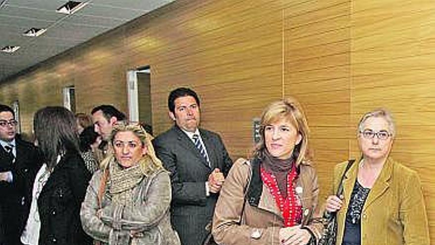 La concejala Isabel Pérez-Espinosa y la gerente del Sespa, Elena Arias -a la derecha-, en la inauguración del centro de salud de Las Campas.