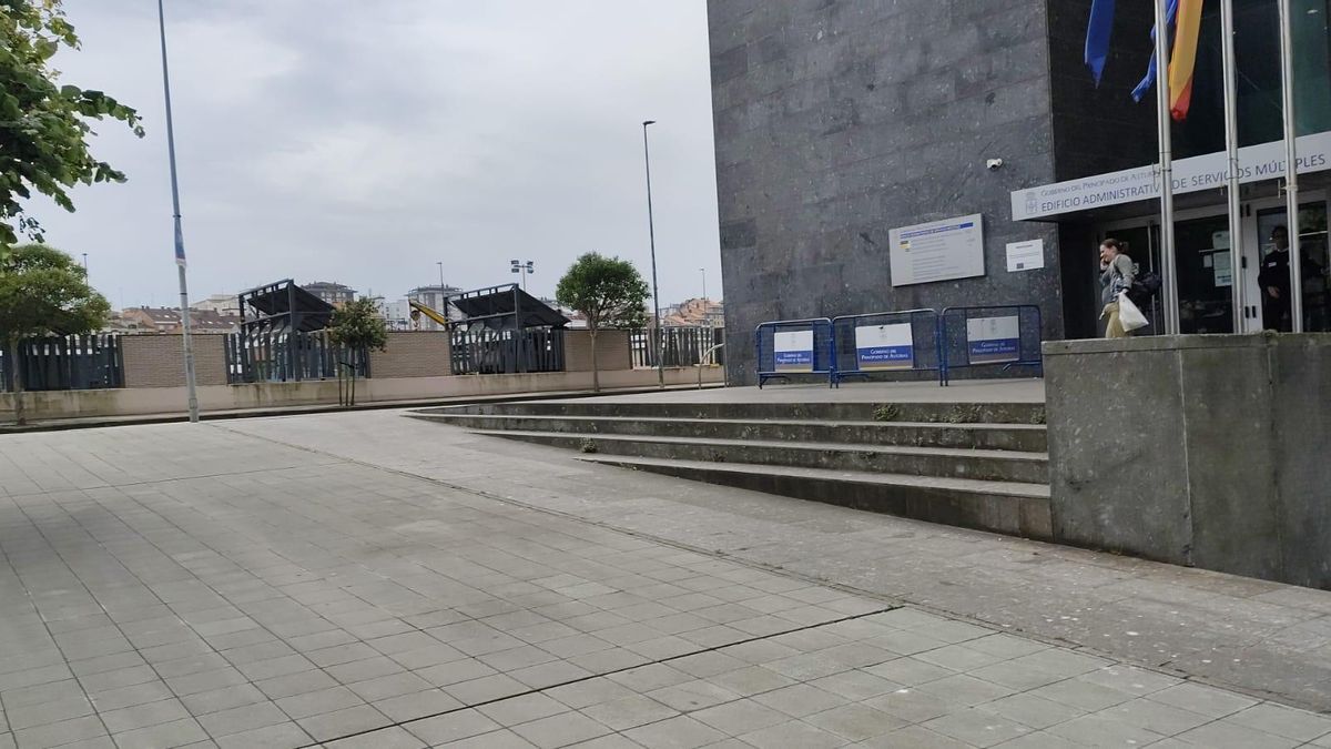 El edificio administrativo, con vallas.