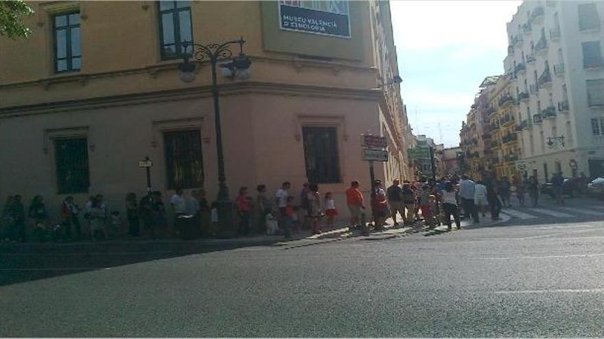 Las colas llegaban a la calle Guillem de Castro.