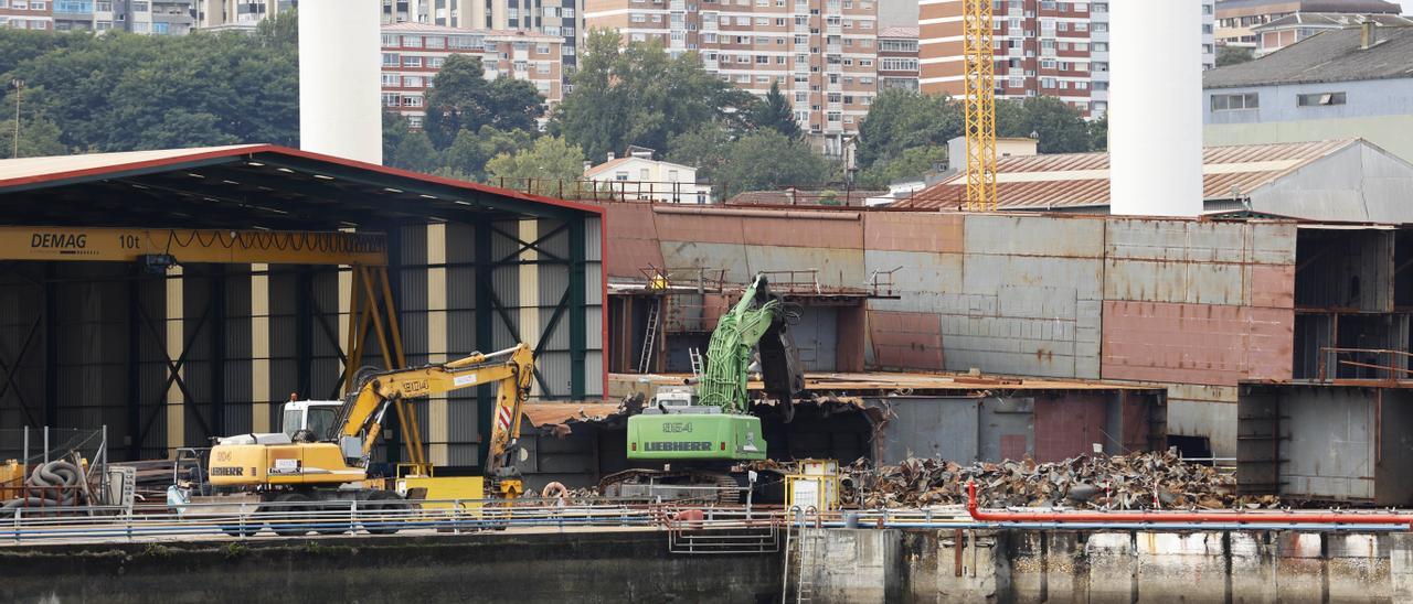 Grúas desguazan parte de los cascos de Havila en Vigo.