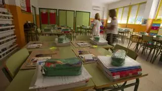 Sindicatos acusan a la conselleria de presionar a los docentes para que asistan todo julio a los centros y esta lo niega