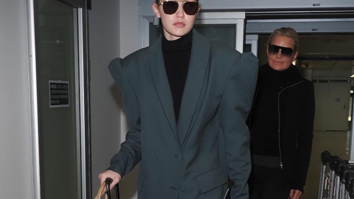 Gigi Hadid con abrigo de hombreras y mangas abullonadas