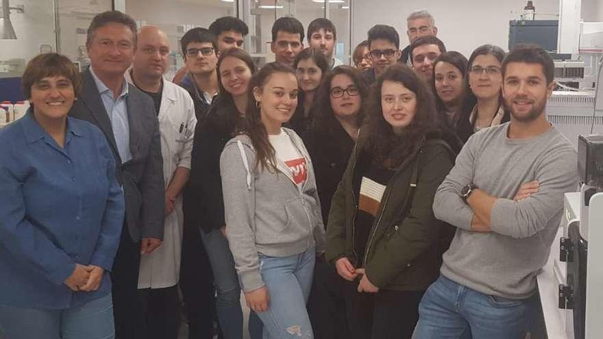 Por la izquierda, Ana Rivas, Alfonso Tomás y Jorge Suárez, con alumnos de Cerdeño, en el laboratorio de Aqualia.