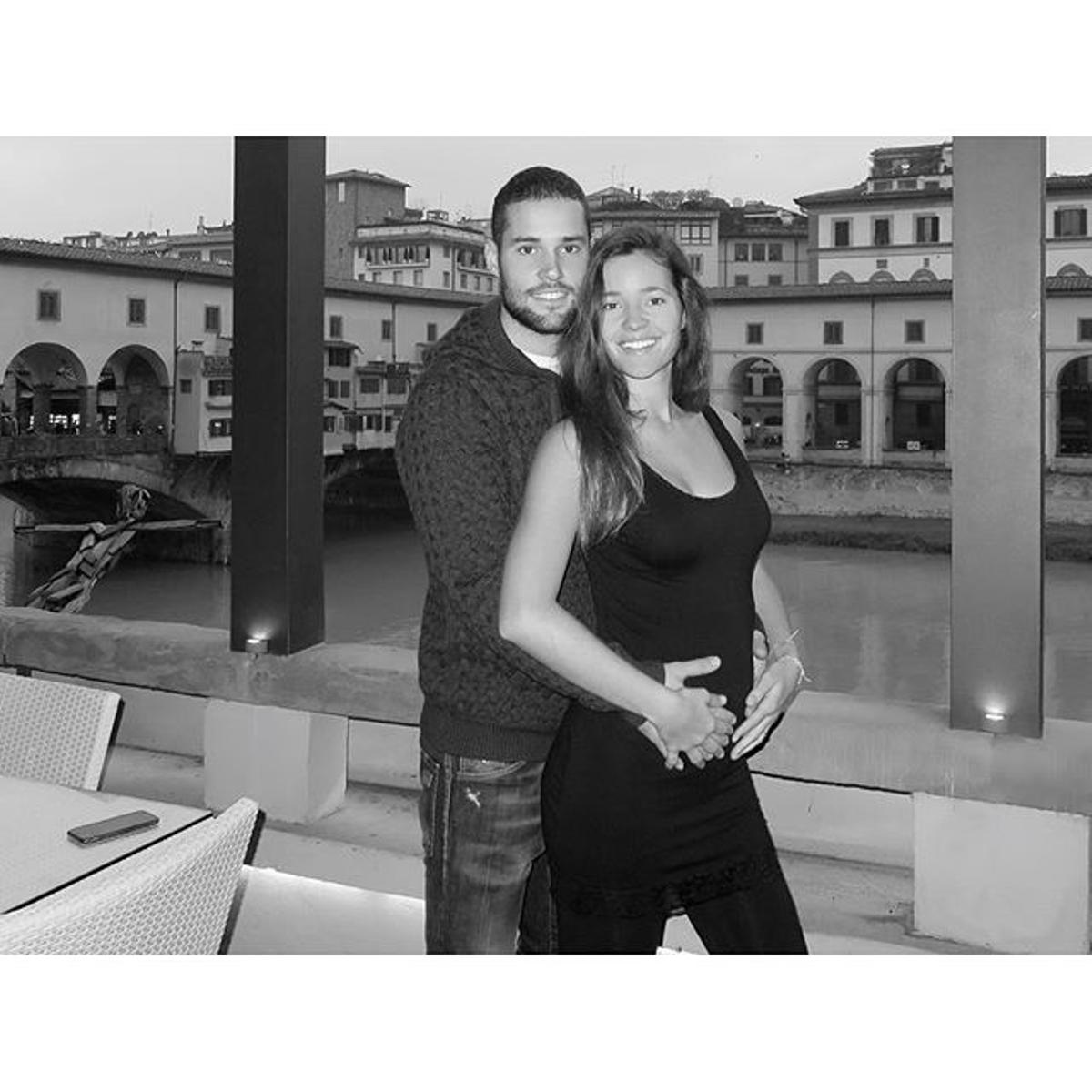 La foto del anuncio del embarazo de Malena Costa y Mario Suárez