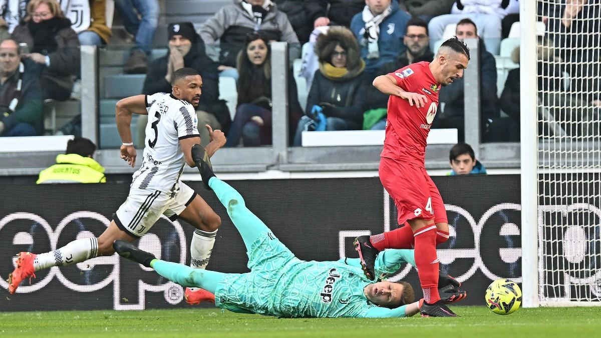 Wojciech Szczesny y Dany Mota, durante una acción del encuentro entre la Juventus y el Monza