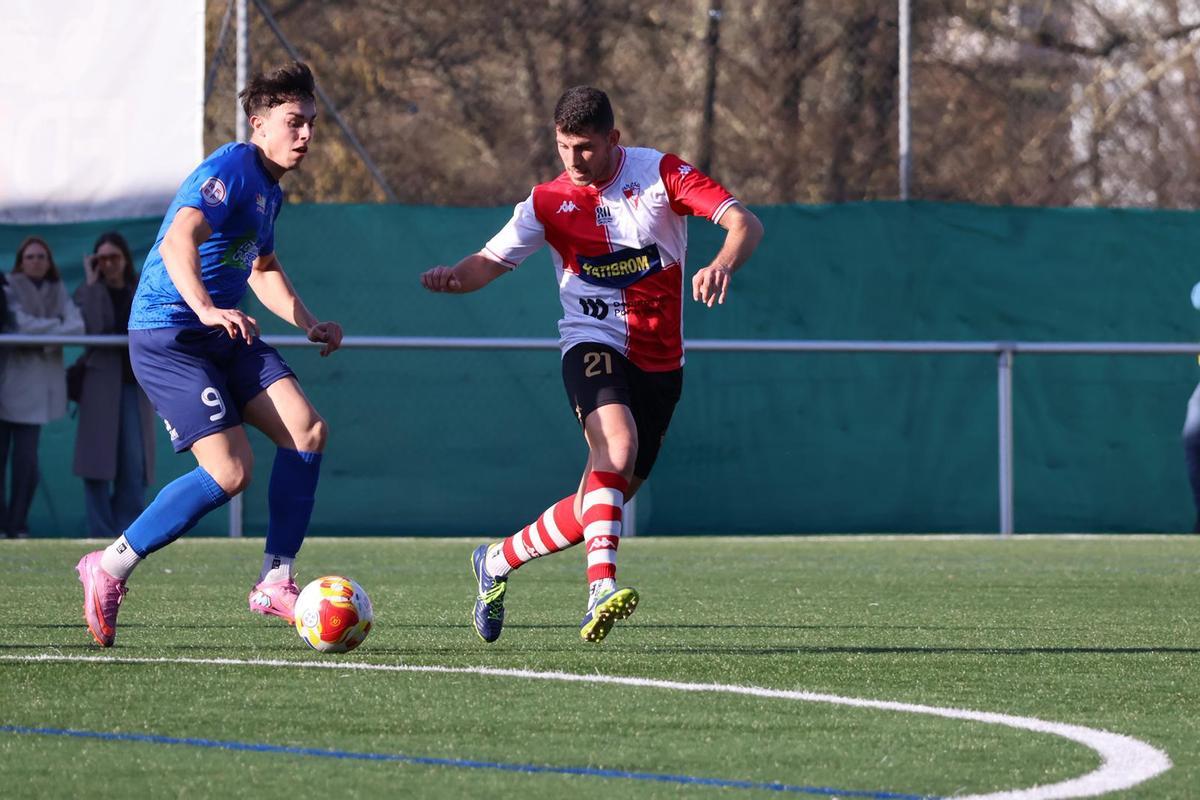 Íker Gómez y Édgard durante un lance del encuentro de ayer.