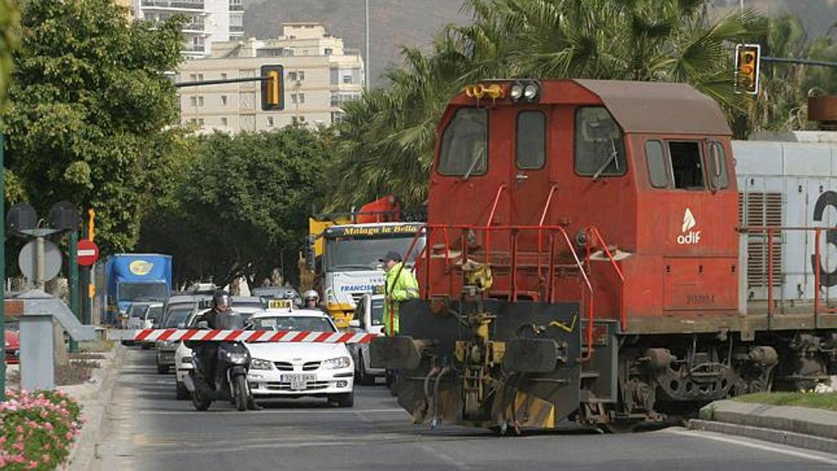 Tránsito. Los trenes obligan a bajar los pasos a nivel en el paseo marítimo, Ayala y Héroe de Sostoa para parar la circulación.