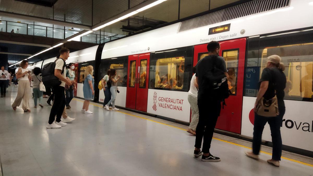 Jóvenes menores de 31 años viajando gratis en Metrovalencia.