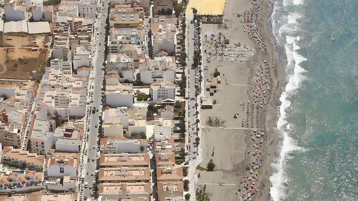 Imagen aérea de la playa de El Morche, en Torrox