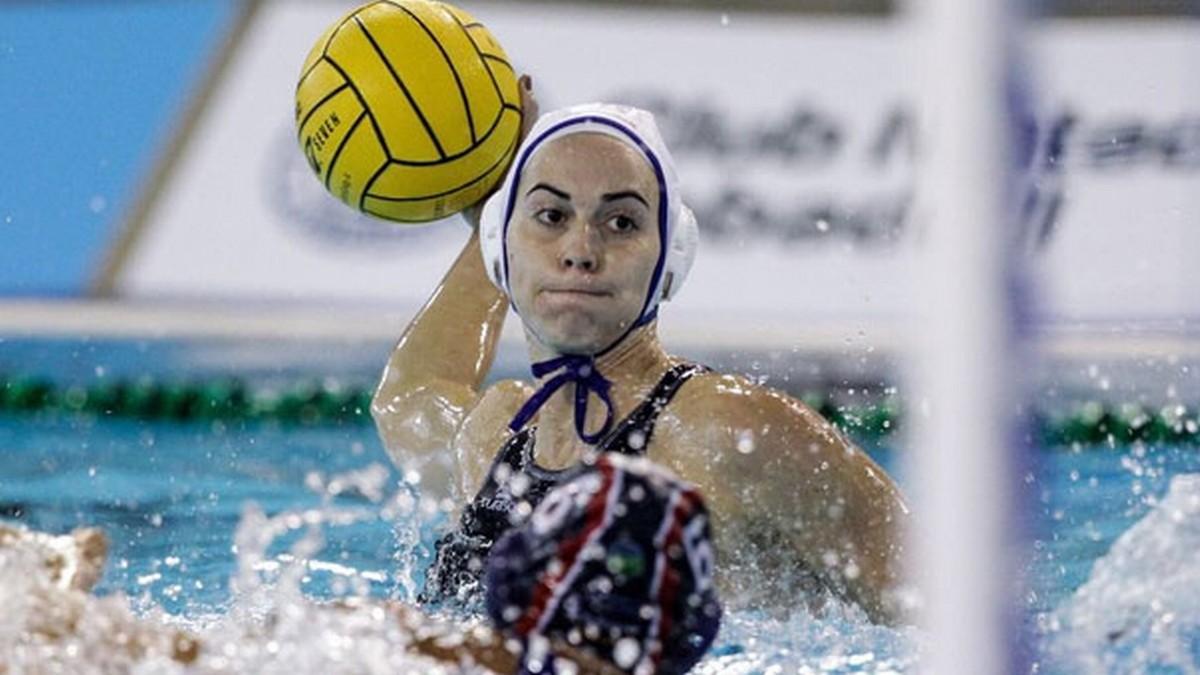 Bea Ortiz, del Astralpool Sabadell, lanza a portería ante el La Sirena Mataró.