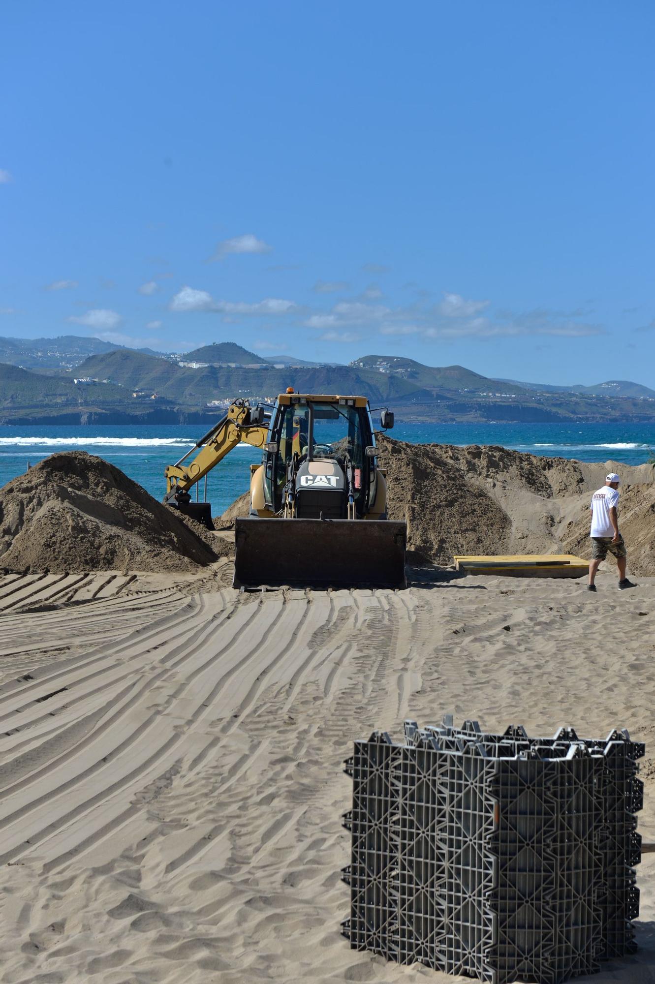 Construcción de los belenes de arena en Las Canteras