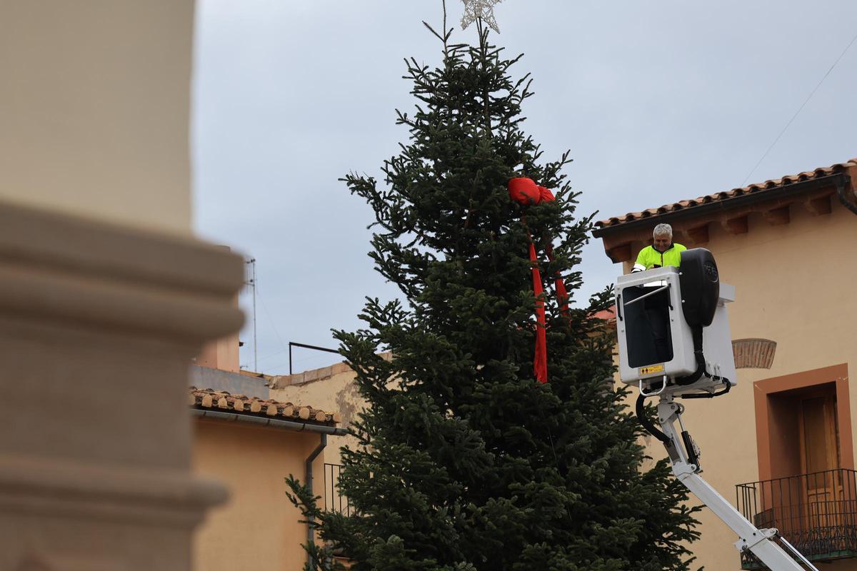 Fotogalería I Vila-real instala su árbol de Navidad más sostenible en la plaza de la Vila