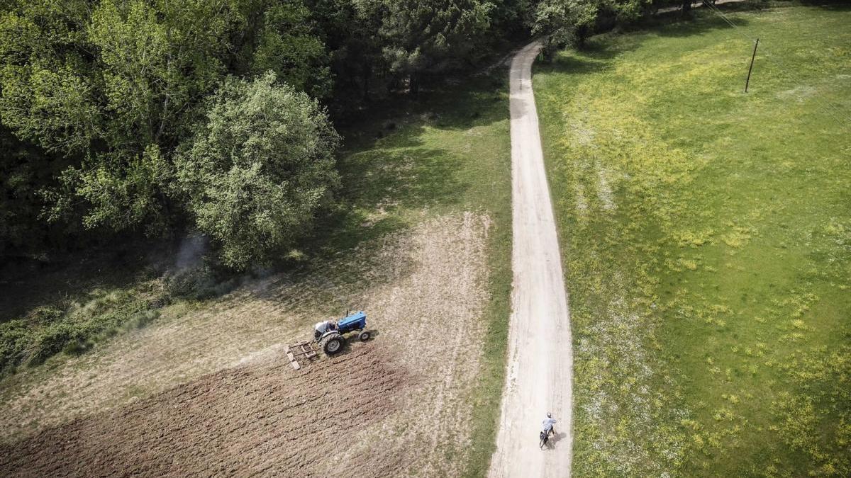 El sindicat demana que vianants i ciclistes no impedeixin el pas als vehicles de maquinària agrària