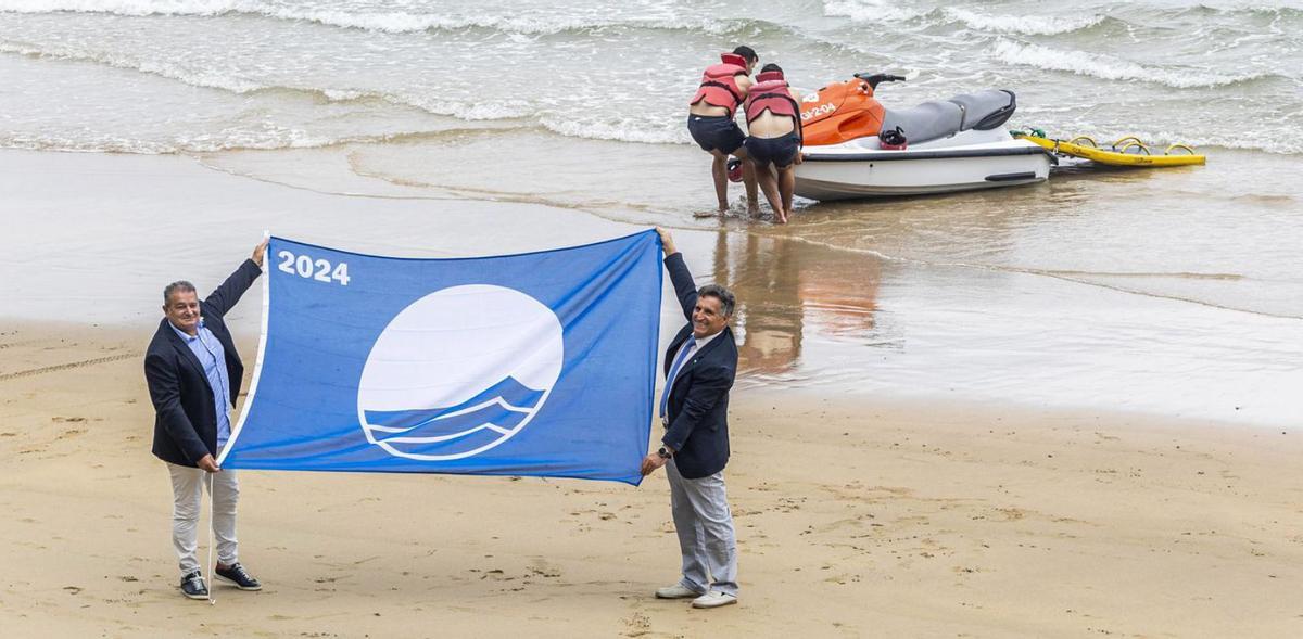 Alcaldes y representantes de  los municipios con bandera azul, ayer, en la playa de Aguilar. |  David Cabo