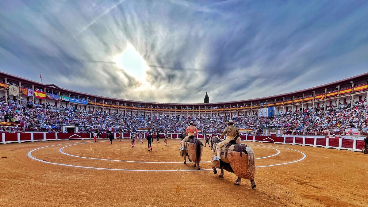 Paseillo en la Plaza de Toros de Cáceres.
