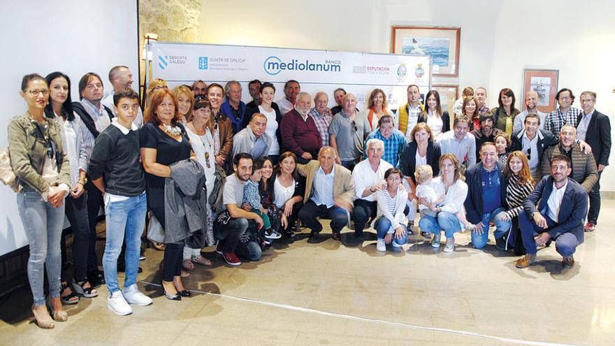 Pino, con los asistentes al acto de homenaje que se le realizó en el Parador Conde de Gondomar.