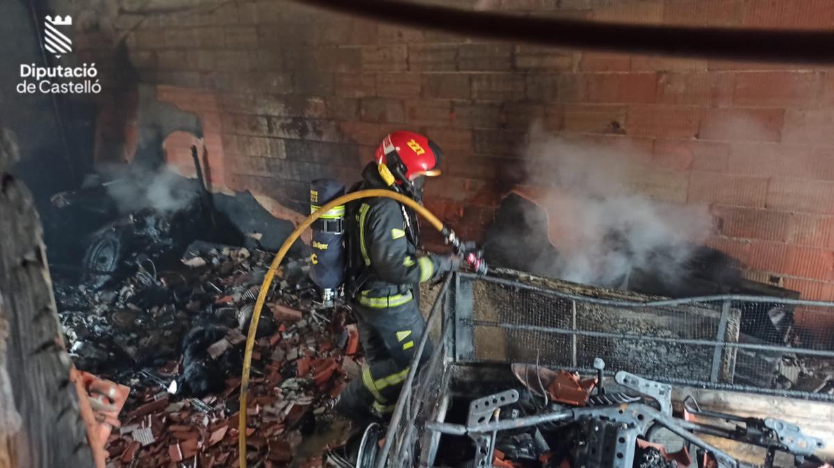 Un bombero, dentro de la vivienda de Benicarló