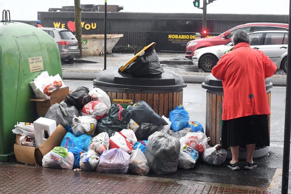 El servicio se ha reforzado esta mañana en la ronda de Nelle y el centro, donde se acumulan más residuos