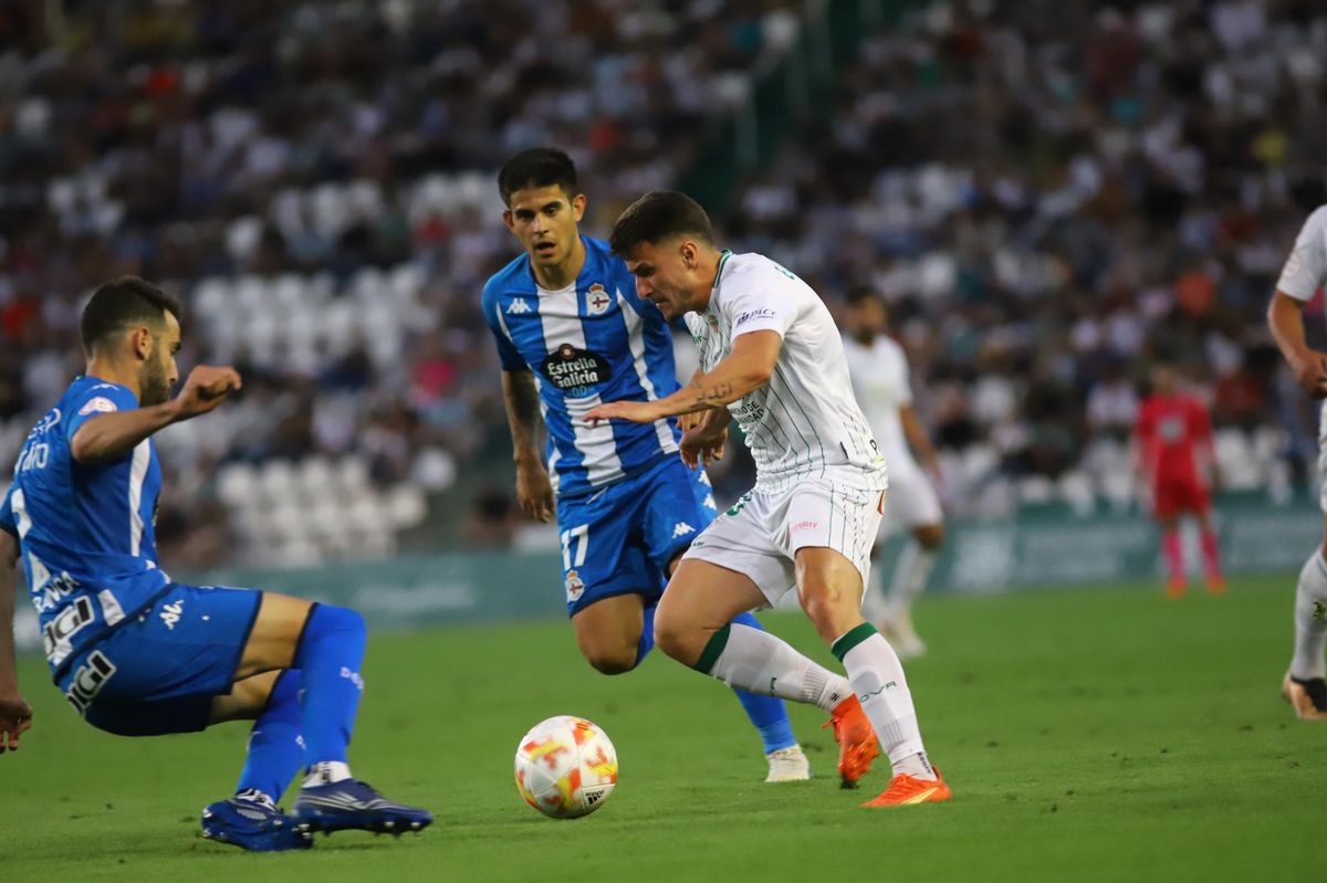 Ekaitz, ante Antoñito, durante el encuentro entre el Córdoba CF y el Deportivo.