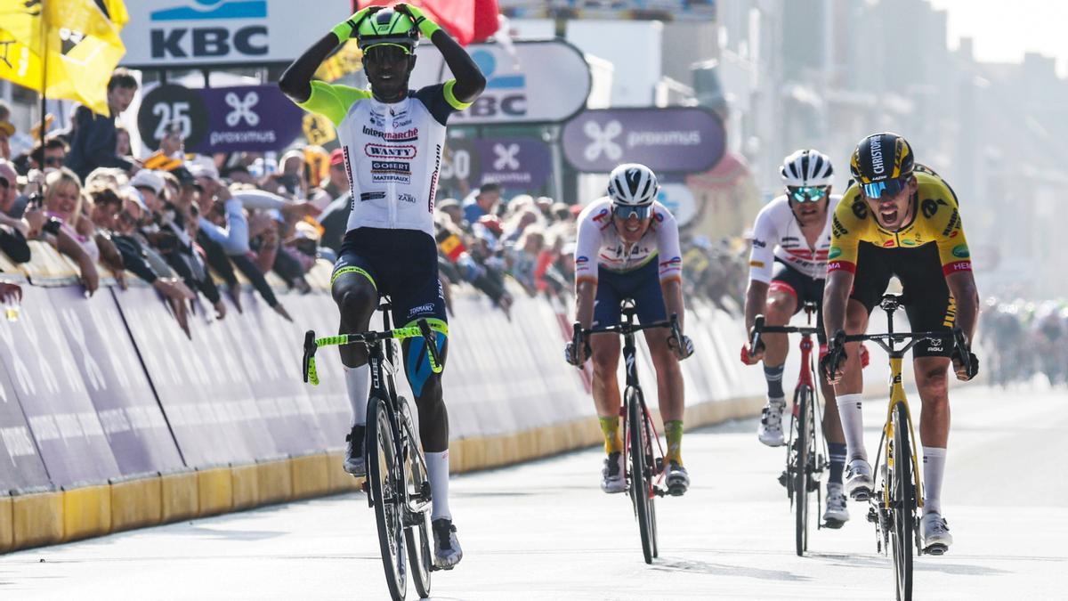 Biniam Girmay celebra su victoria en la Gante-Wevelgem.