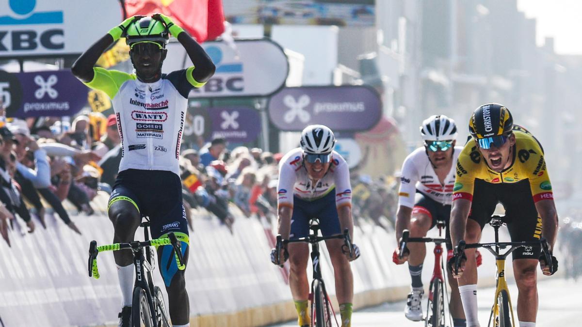 Biniam Girmay celebra su victoria en la Gante-Wevelgem.