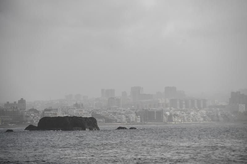 05-02-19 LAS PALMAS DE GRAN CANARIA. CIUDAD. LAS PALMAS DE GRAN CANARIA. METEOROLOGIA. Calima.    Fotos: Juan Castro.  | 06/02/2020 | Fotógrafo: Juan Carlos Castro