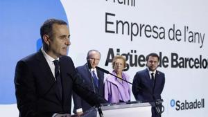 El vicepresidente de Aigües de Barcelona, junto al presidente y vicepresidenta de Prensa Ibérica, Javier Moll y Arantza Sarasola, y el president Pere Aragonès