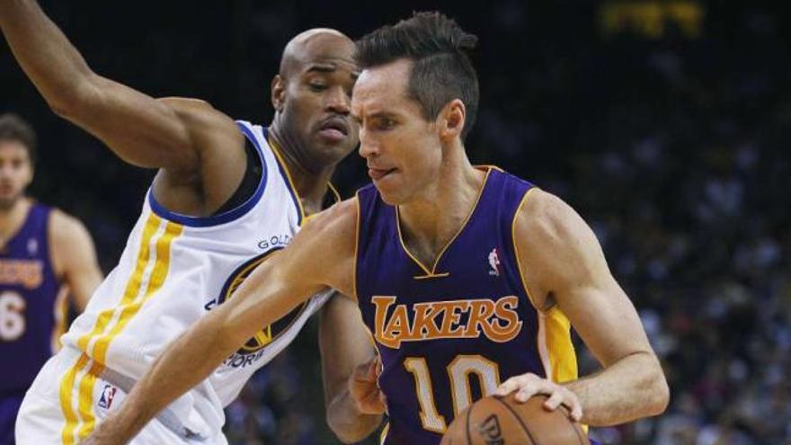 Steve Nash dribla a Jarrett Jack durante el partido entre Lakers y Warriors. // Stephen Lam