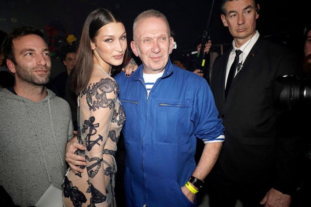 Bella Hadid posa con Jean Paul Gaultier en su despedida en París