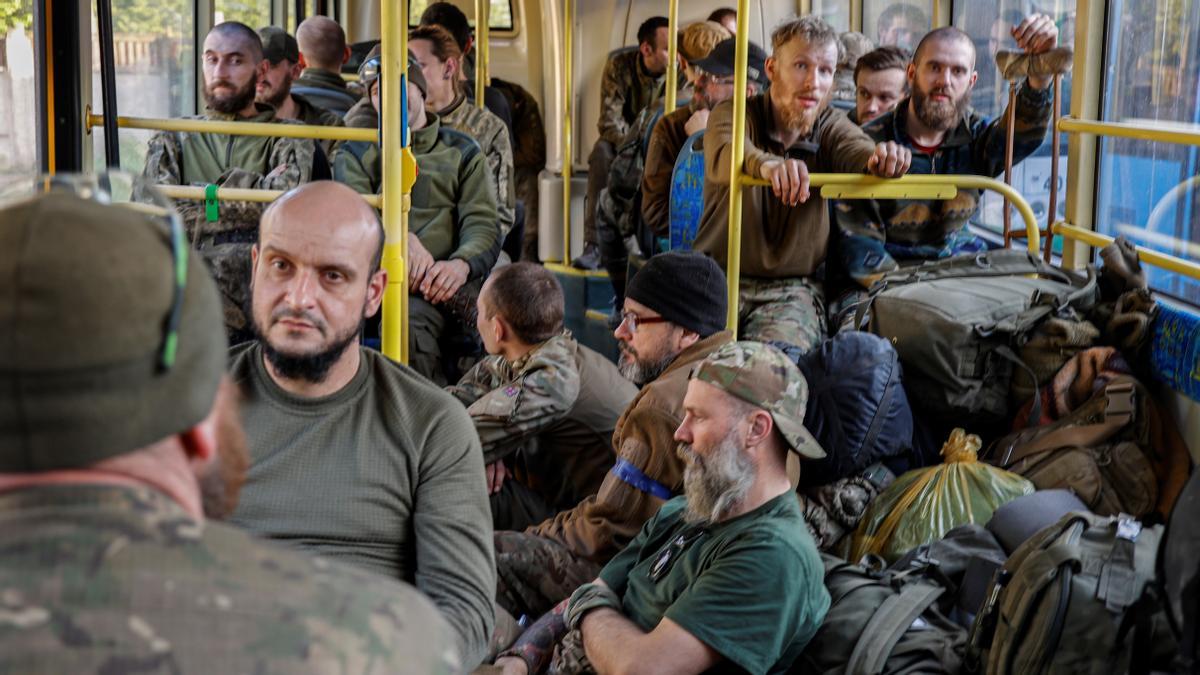 Militares ucranianos sentados en un autobús mientras son evacuados de la planta siderúrgica Azovstal sitiada en Mariupol, Ucrania, el 17 de mayo de 2022.